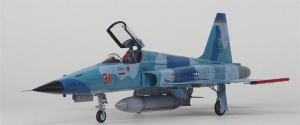 F-5E (Tiger II) Savaş Uçağı ve 2 Resin Figür