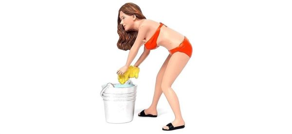 Araba Yıkayan Bikinili Kız (Cindy) Sergilemeye Hazır Plastik Figürü with water bucket