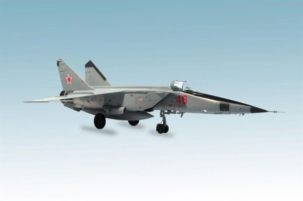Mig-25 RB/ RBT Savaş Uçağı ve 2 Resin Figür