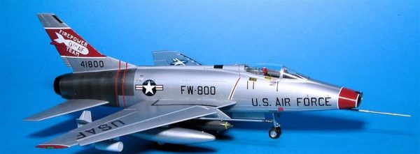 Trumpeter 01648 1/72 Ölçek, F-100C Super Sabre Savaş Uçağı Plastik Model Kiti - Görsel 3